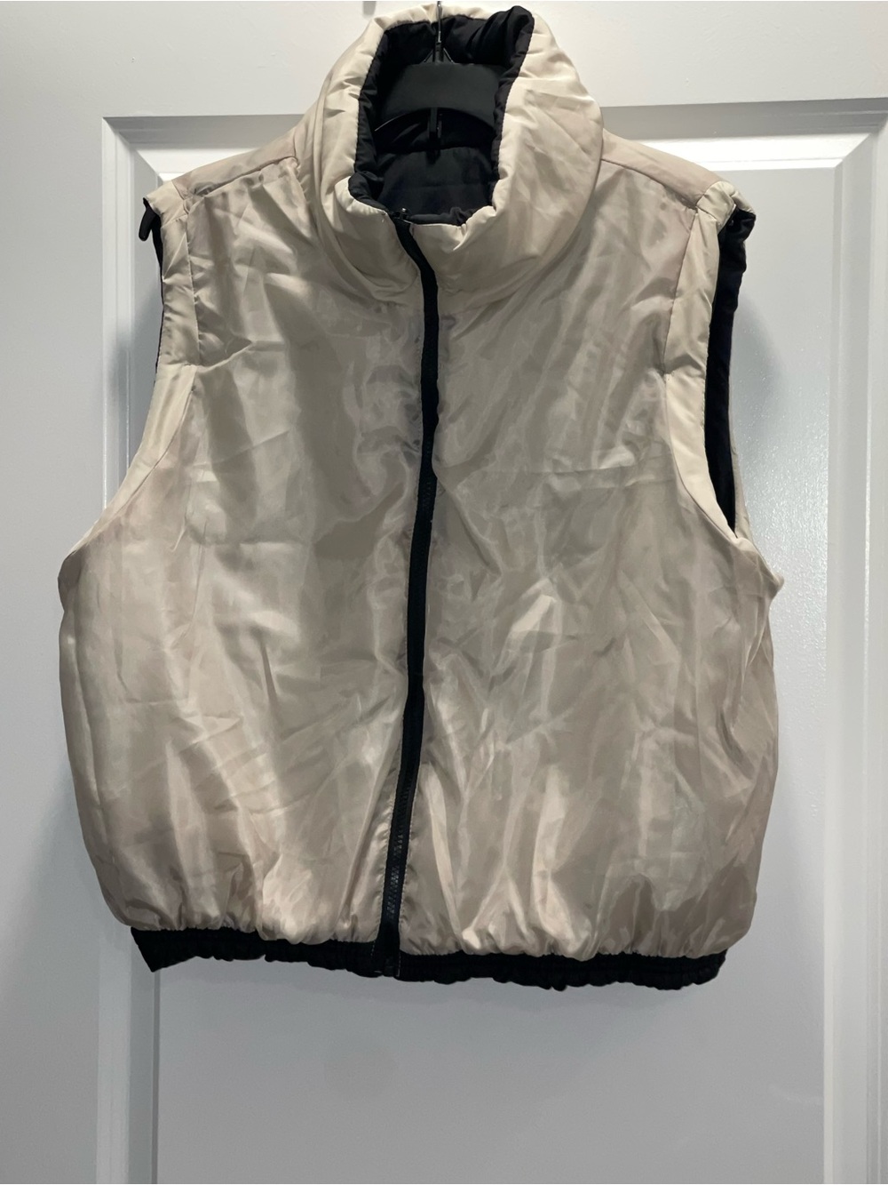 New Look Black and Cream Reversible Puffer Vest-Size 1X - Picture 3 of 9
